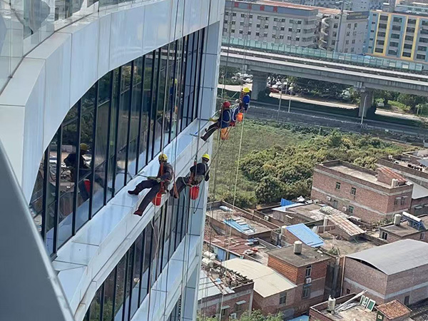探索高空作業(yè)領(lǐng)域，展現(xiàn)非凡勇氣與技能